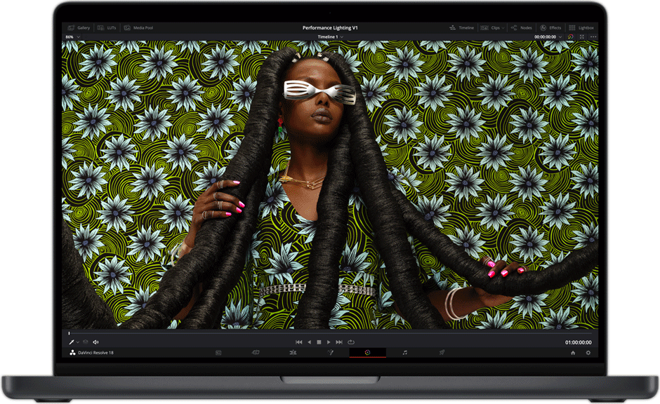 صورة فوتوغرافية ملونة لشخص توضح شاشة XDR الخلابة لجهاز MacBook Pro‏.