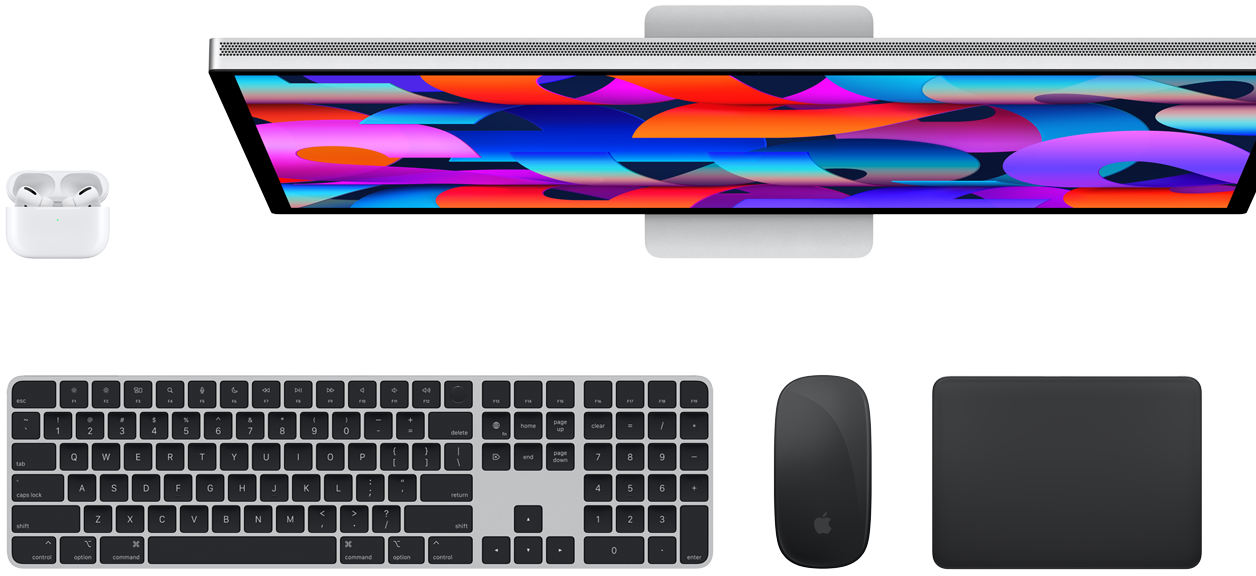 لقطة علوية تعرض AirPods وStudio Display ولوحة مفاتيح ماجيك وماجيك ماوس ولوحة تعقب ماجيك‏